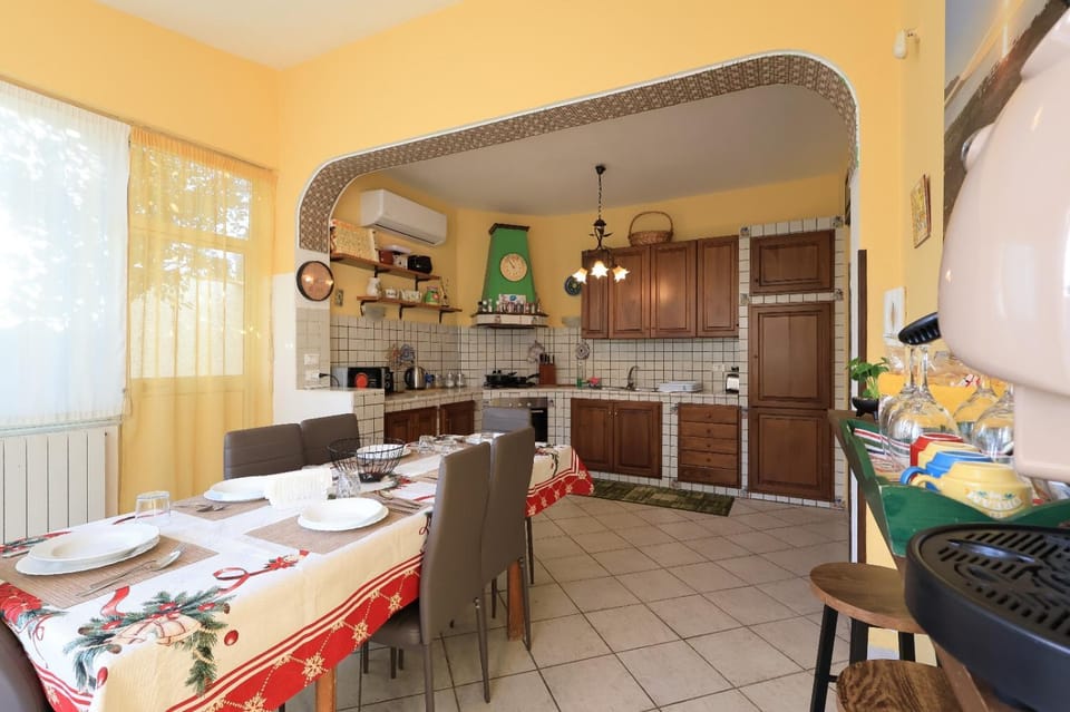 Kitchen or kitchenette, Living room, Food and drinks, Seating area, Dining area, Food, dishwasher, minibar, oven, stove