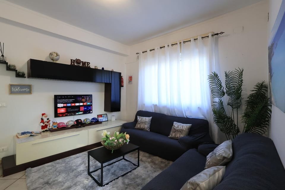 Communal lounge/ TV room, TV and multimedia, Living room, Seating area, Evening entertainment