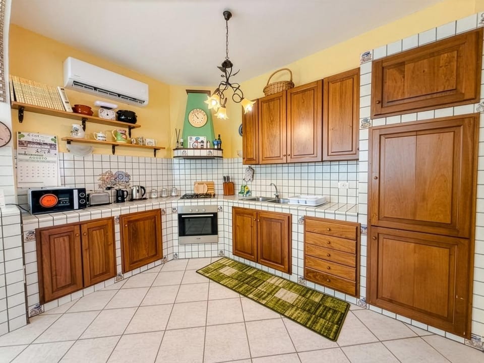 Kitchen or kitchenette, minibar, oven, stove, toaster