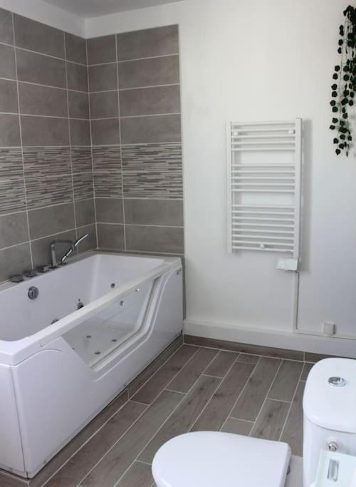 Hot Tub, Bathroom, Bath, towels