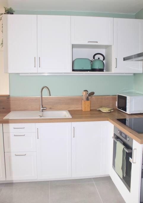 Kitchen or kitchenette, dishwasher, stove