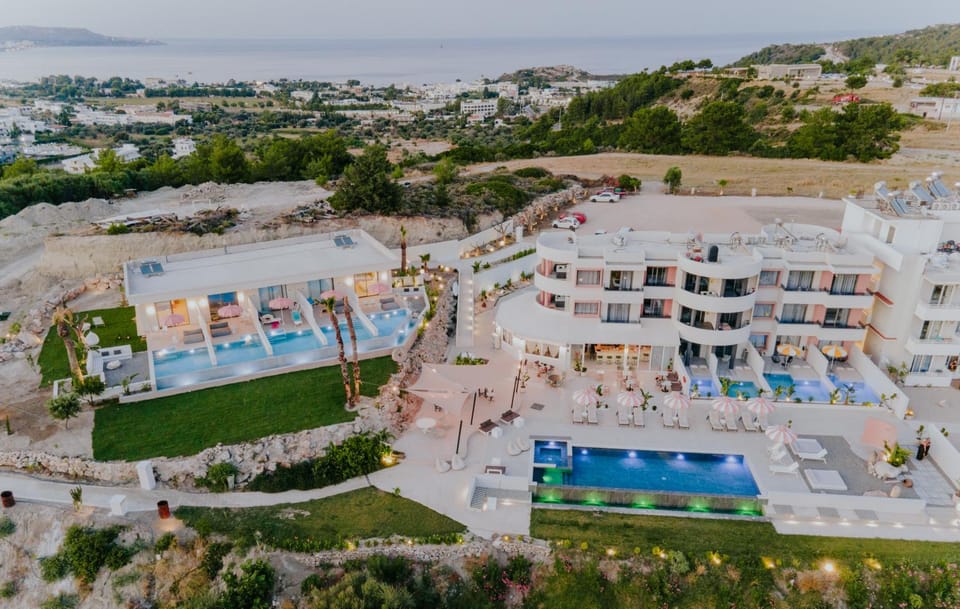 Property building, Natural landscape, Bird's eye view, Swimming pool, sunbed