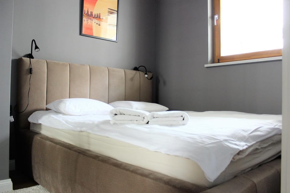 Bed, Bedroom, towels