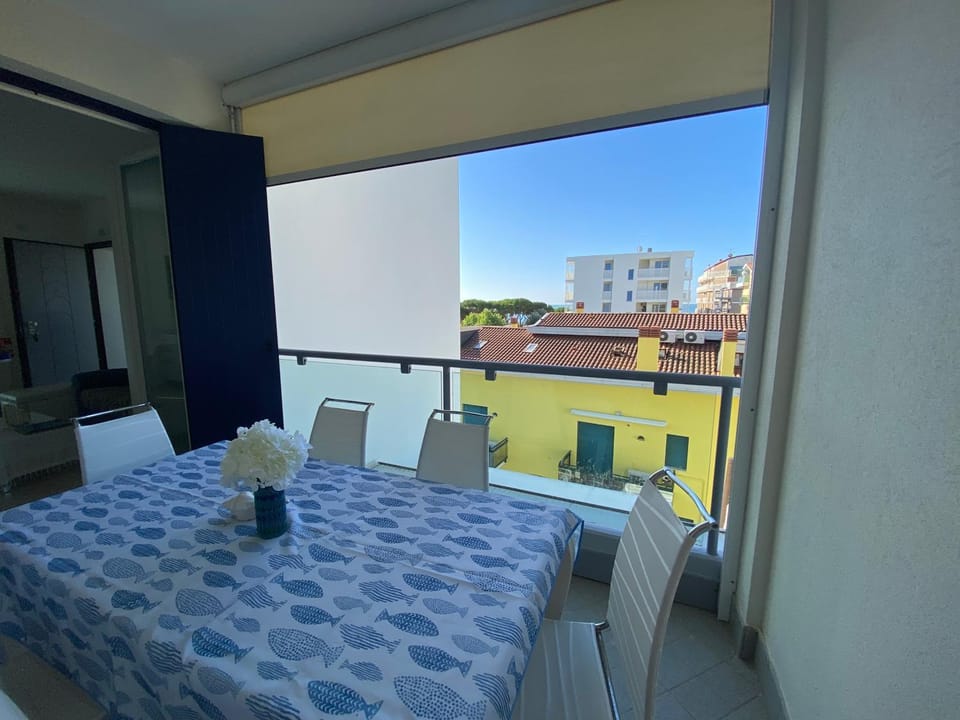 View (from property/room), Balcony/Terrace, Living room, Dining area