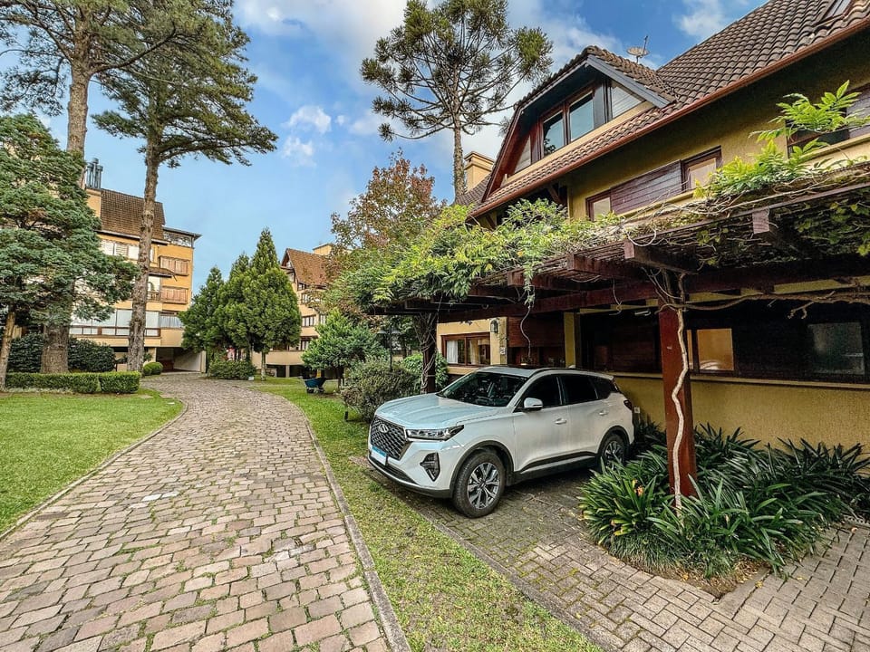 Villa Del Fiori com Piscina Aquec by Achei Gramado House in Gramado