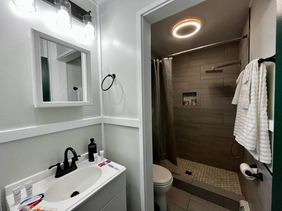 2 Bed Berkshire Apt minutes to Jiminy Peak Ski Apartment in Hancock