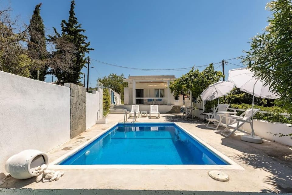 Property building, Swimming pool, sunbed
