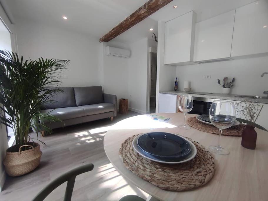 Kitchen or kitchenette, Seating area