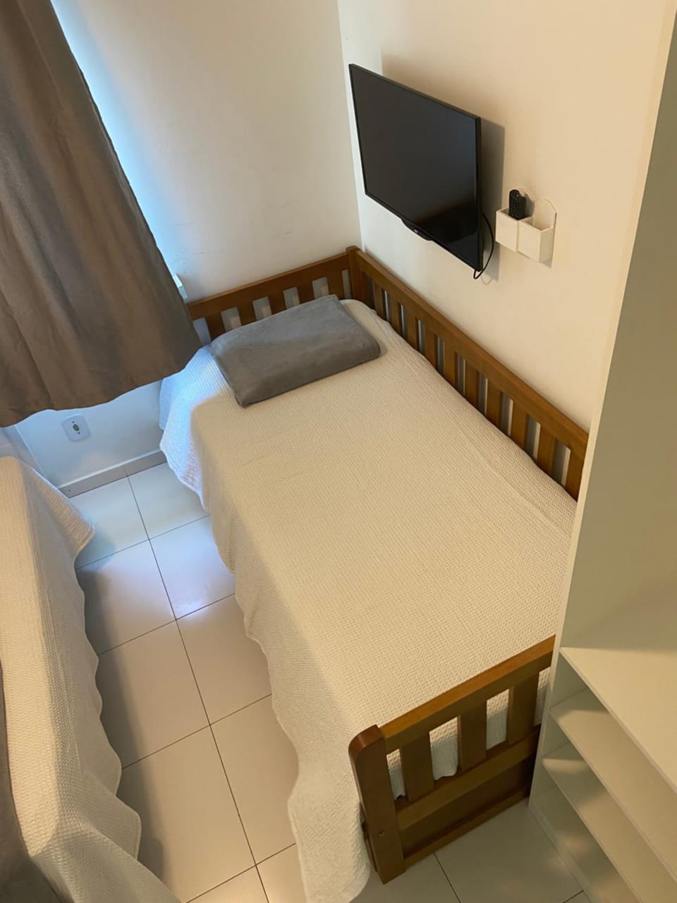 Bed, TV and multimedia, Photo of the whole room