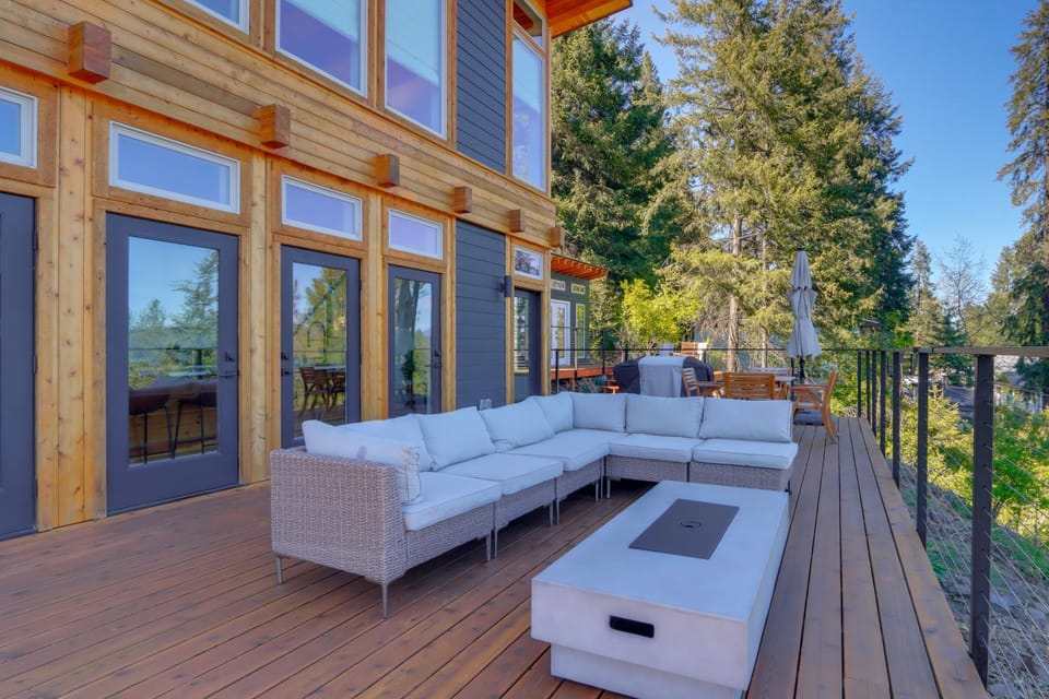 Mid-Century Escape: Lake Views, Steps to Cave Bay! House in Kootenai County