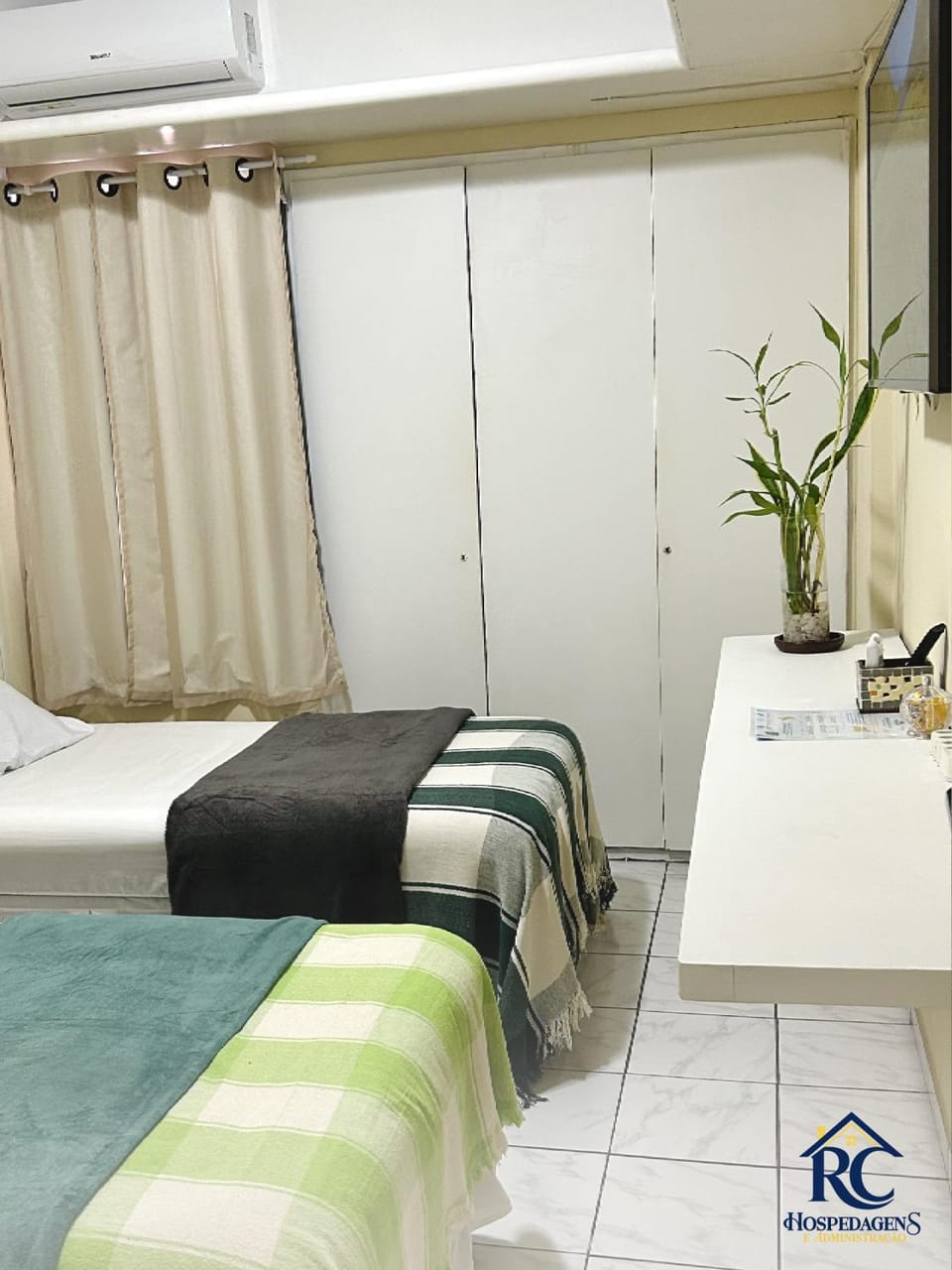 Bed, Photo of the whole room, Bedroom, air conditioner