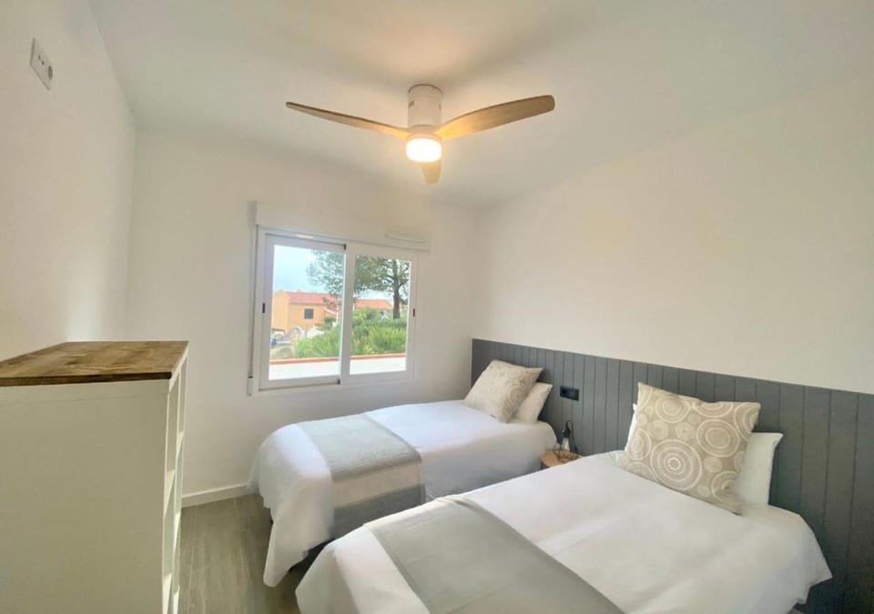 Bed, Photo of the whole room, Bedroom, air conditioner