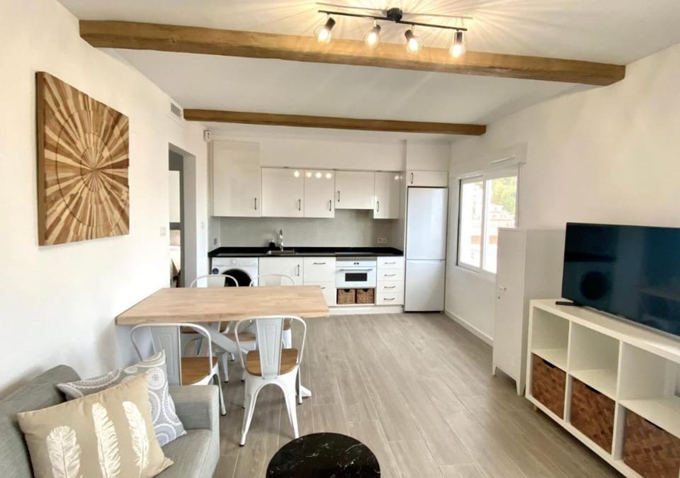 TV and multimedia, Kitchen or kitchenette, Living room, Dining area, stove