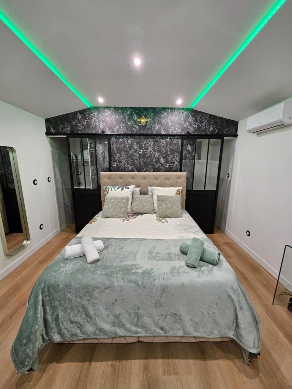 Bed, Photo of the whole room, Bedroom, towels