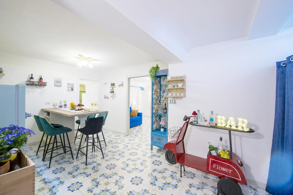 Kitchen or kitchenette, Food and drinks, Dining area