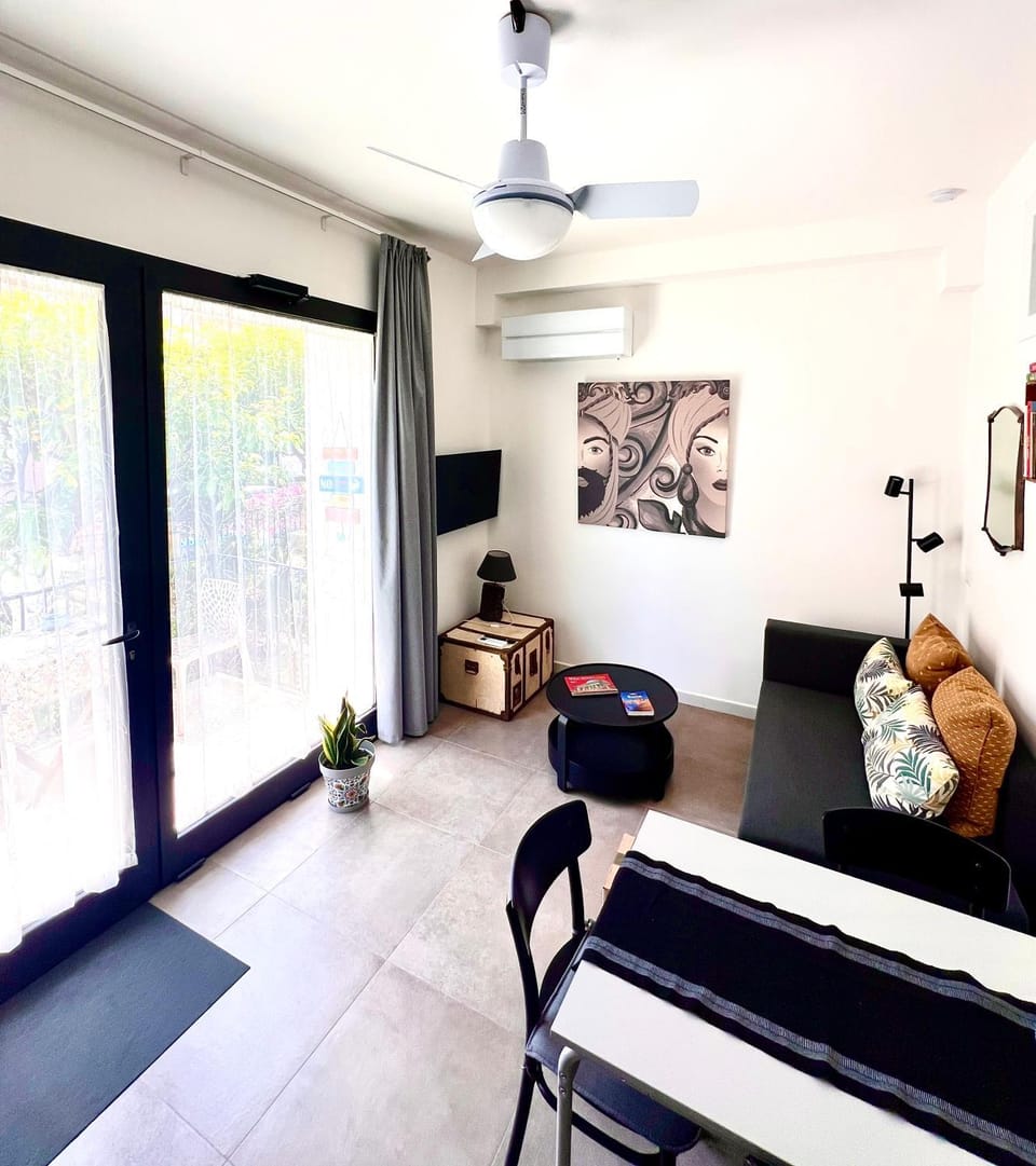 TV and multimedia, Living room, Seating area, Dining area