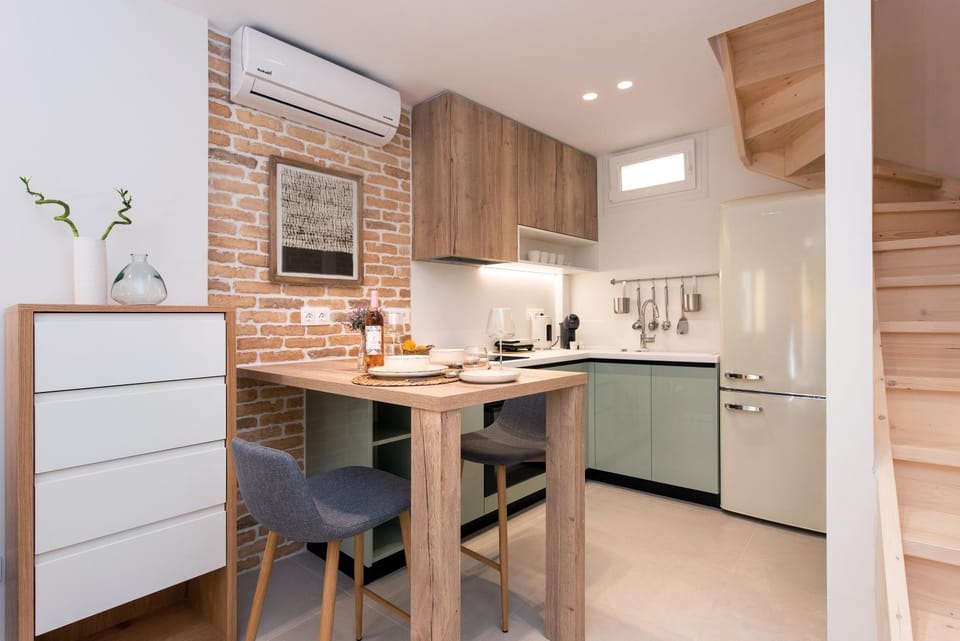 Coffee/tea facilities, Kitchen or kitchenette, Dining area, oven, stove