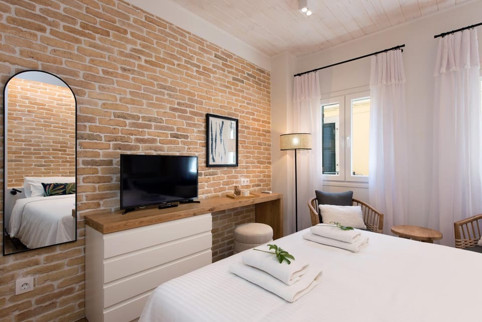 Bed, TV and multimedia, Bedroom