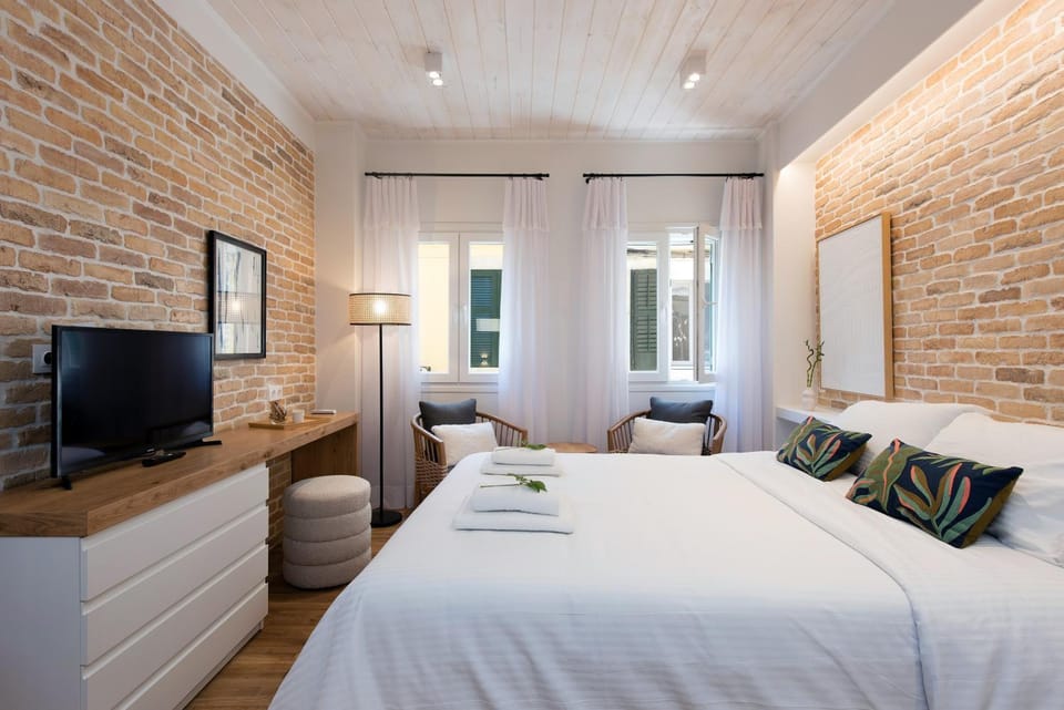 Bed, TV and multimedia, Bedroom, towels