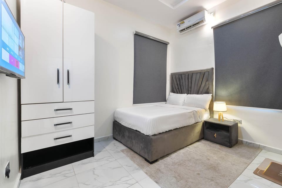 Bed, TV and multimedia, Photo of the whole room, Bedroom, wardrobe, air conditioner