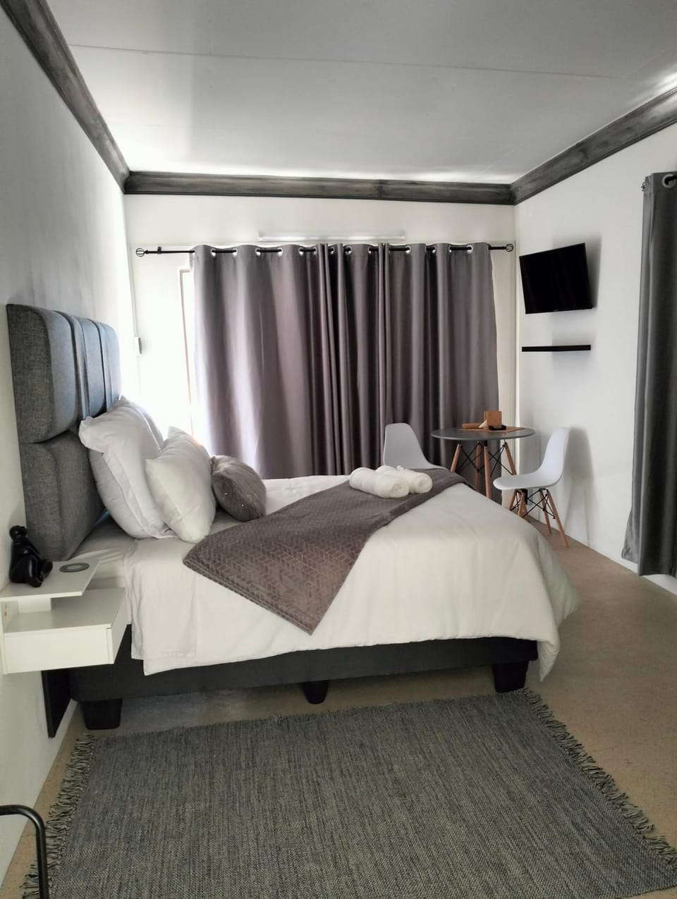 Bed, TV and multimedia, Photo of the whole room, hair dresser