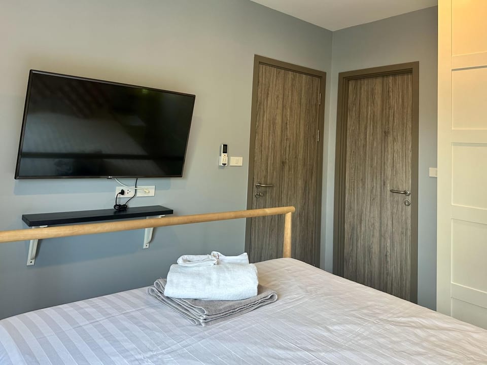 Bed, TV and multimedia, Bedroom, towels, wardrobe