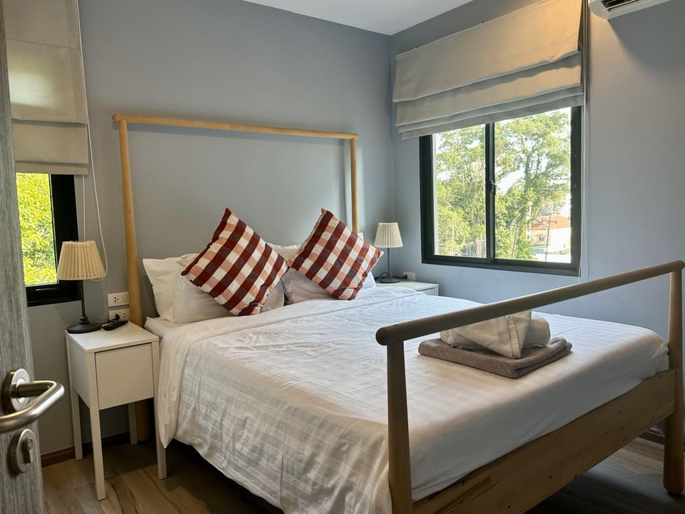 Bed, Bedroom, towels