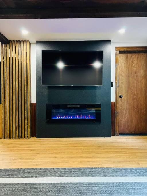 NEW! Cozy & Modern A-Frame in the woods w/HOT TUB Chalet in Tamworth