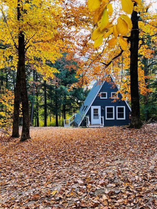 NEW! Cozy & Modern A-Frame in the woods w/HOT TUB Chalet in Tamworth
