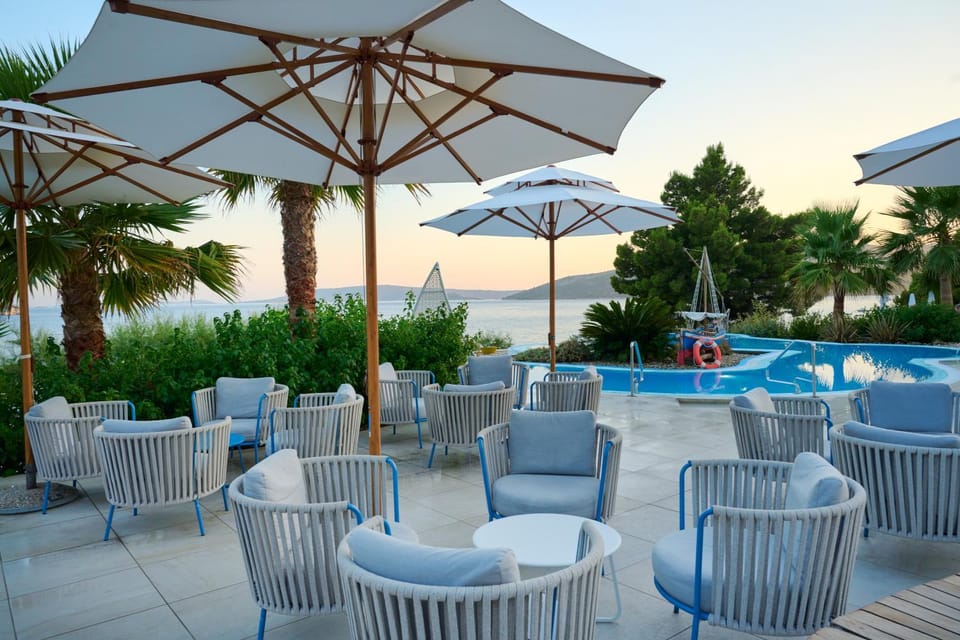 Lounge or bar, Pool view, Sea view, Swimming pool, sunbed