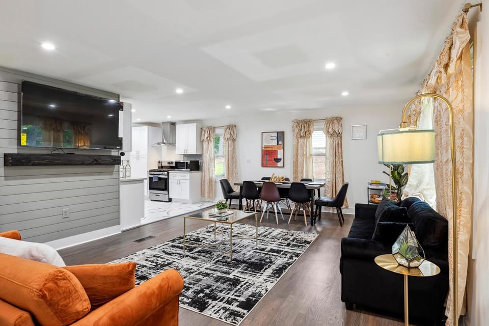 TV and multimedia, Living room, Seating area, Dining area