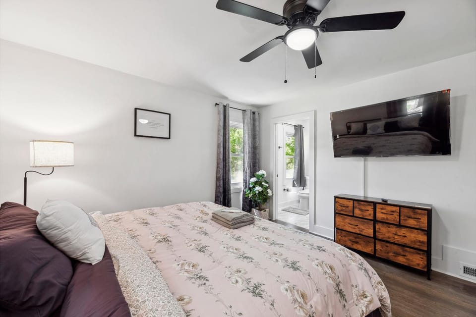 Bed, TV and multimedia, Photo of the whole room, fireplace