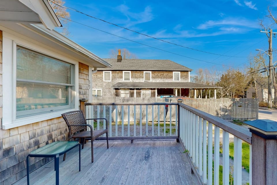 Charming 3BR Cottage Near the Beach w/ Deck House in Tisbury