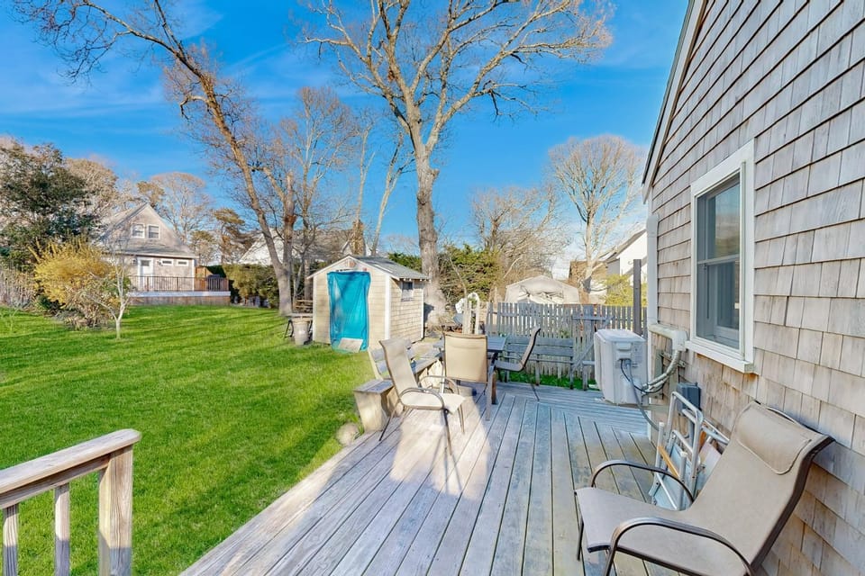 Charming 3BR Cottage Near the Beach w/ Deck House in Tisbury