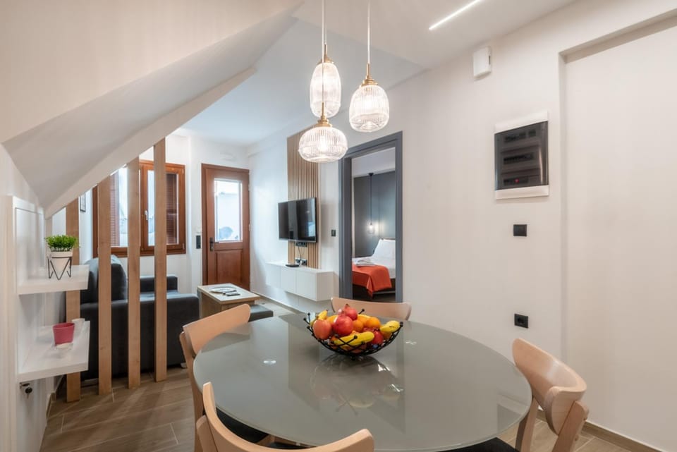 TV and multimedia, Kitchen or kitchenette, Living room, Seating area, Dining area