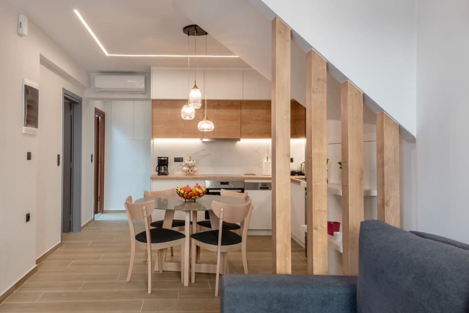 Kitchen or kitchenette, Seating area, Dining area