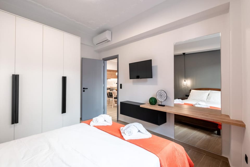 Bed, TV and multimedia, Bedroom, wardrobe