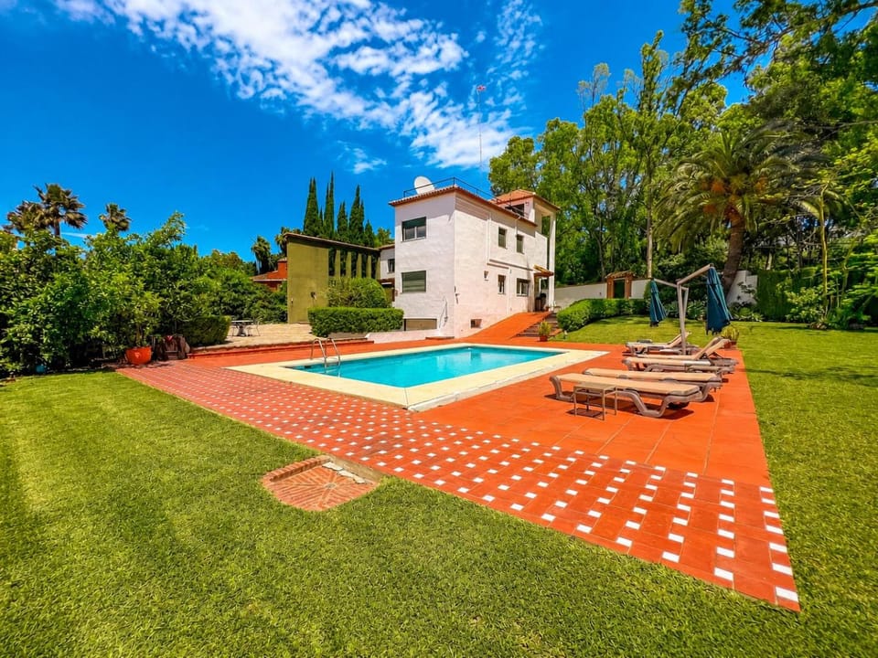 Gran villa con piscina cerca de Puerto Banús by Marbella Vacances Villa in Marbella