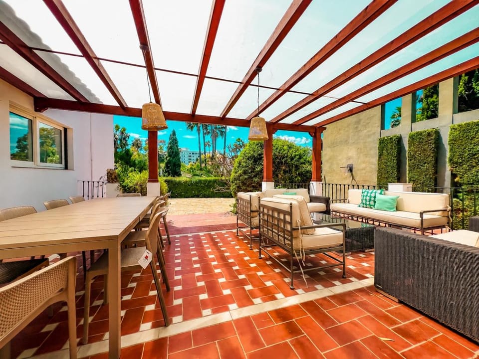 Gran villa con piscina cerca de Puerto Banús by Marbella Vacances Villa in Marbella