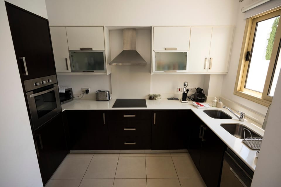 Kitchen or kitchenette, dishwasher, stove