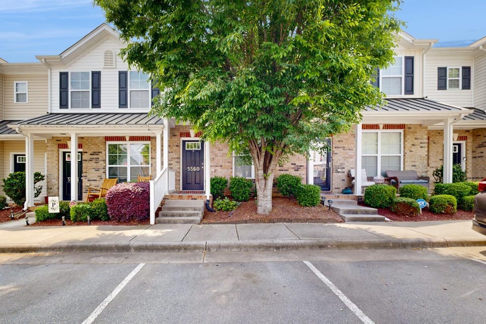 7 Mi to Dtwn Winston-Salem! Townhouse w/ Pool House in Winston-Salem