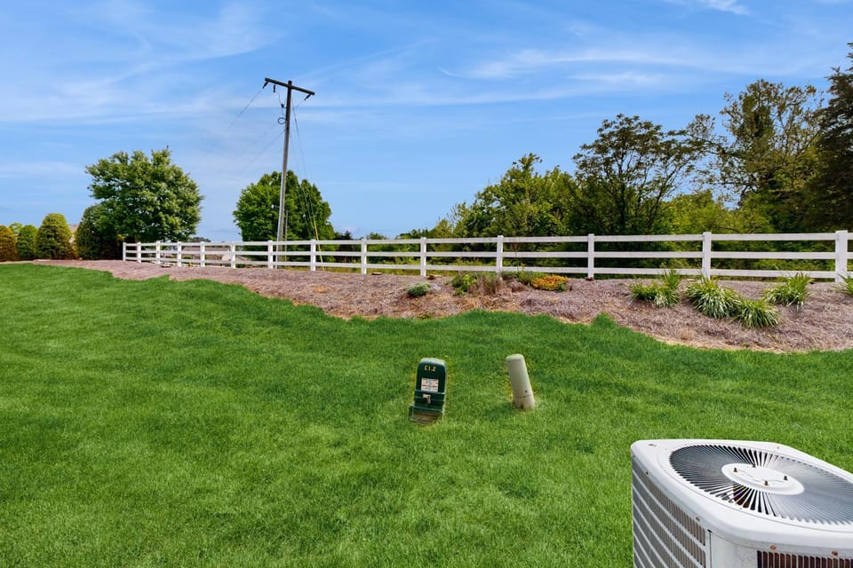 7 Mi to Dtwn Winston-Salem! Townhouse w/ Pool House in Winston-Salem