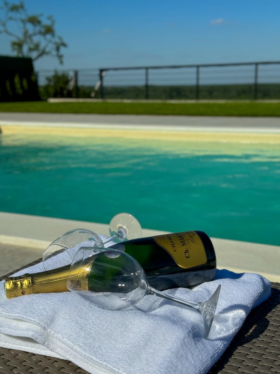 Day, Decorative detail, Pool view, Swimming pool
