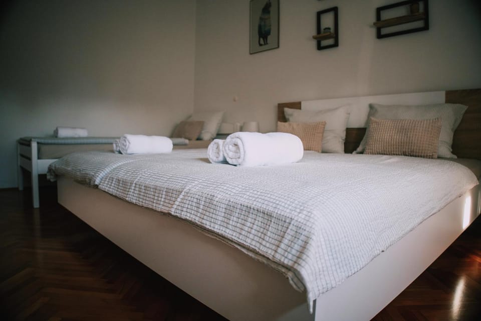 Bed, Photo of the whole room, Bedroom, towels