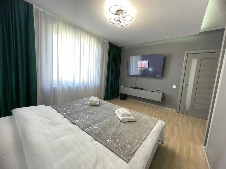 Bed, TV and multimedia, Photo of the whole room, Bedroom