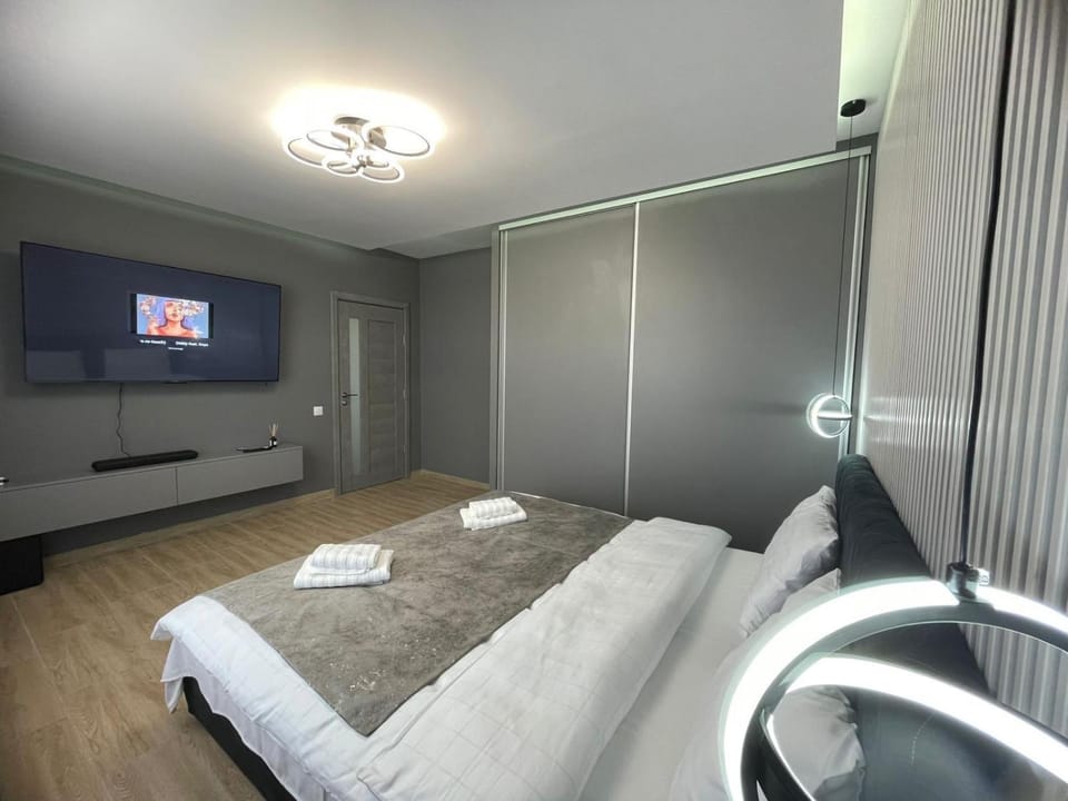 Bed, TV and multimedia, Photo of the whole room, Bedroom, towels, wardrobe