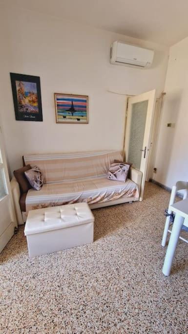 Living room, Seating area, air conditioner