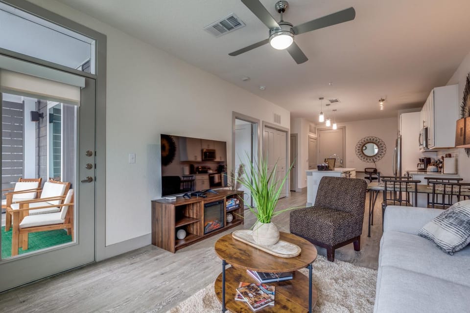 Bed, TV and multimedia, Kitchen or kitchenette, Living room, Photo of the whole room, Seating area, Dining area, fireplace