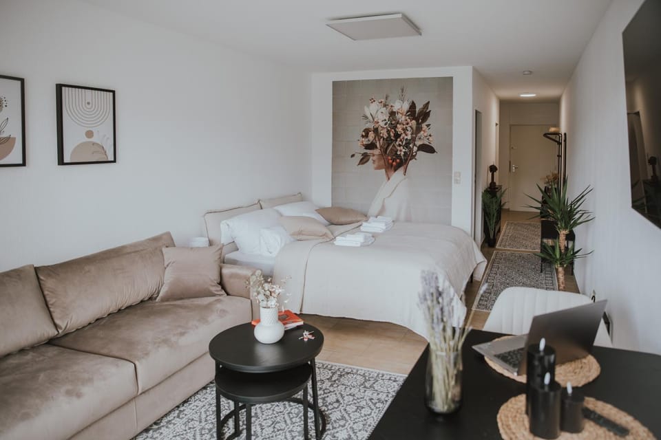 Bed, TV and multimedia, Living room, Photo of the whole room, Seating area