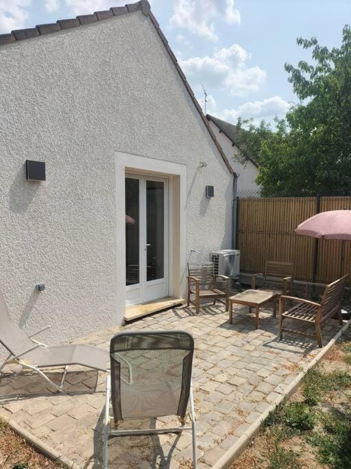 Property building, Patio, Day, Garden, Seating area, Dining area, Garden view, sunbed